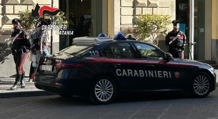Dimenticano di strappare un antitaccheggio e scatta l’allarme: arrestati 2 giovani