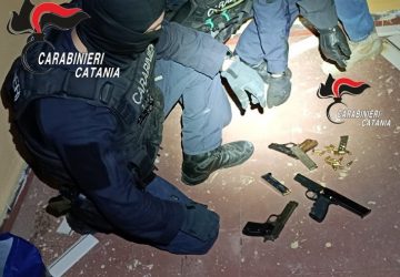 Una villetta di Vaccarizzo utilizzata come base operativa per la custodia di armi e munizioni: 8 arresti