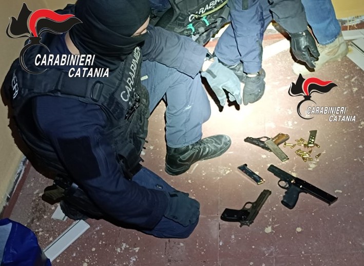 Una villetta di Vaccarizzo utilizzata come base operativa per la custodia di armi e munizioni: 8 arresti
