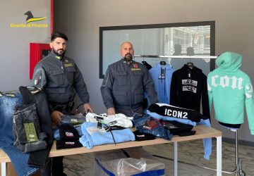 Maxi sequestro di capi di abbigliamento contraffatti
