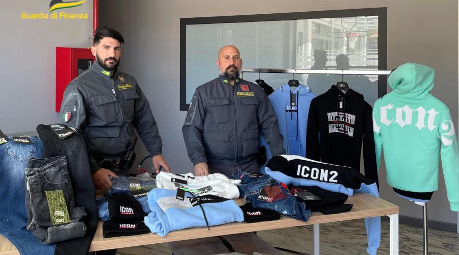 Maxi sequestro di capi di abbigliamento contraffatti
