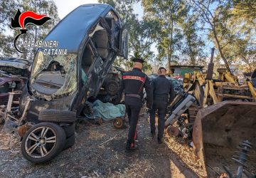 Aci Sant&rsquo;Antonio, sequestrata discarica abusiva: al suo interno due auto rubate. Denunciati due giarresi VIDEO