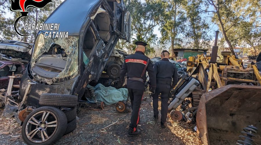 Aci Sant’Antonio, sequestrata discarica abusiva: al suo interno due auto rubate. Denunciati due giarresi VIDEO
