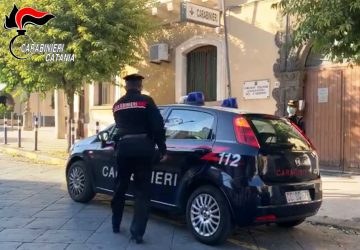 Lancia la droga dal balcone, ma i Carabinieri la recuperano