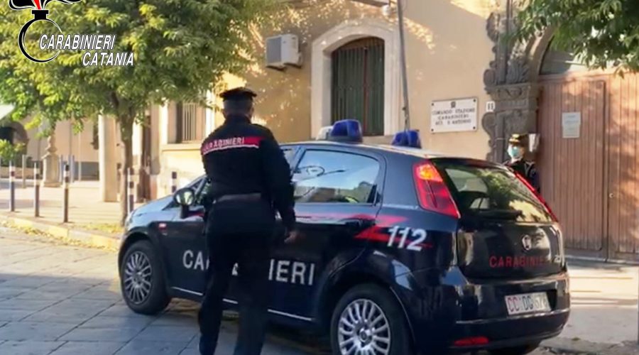 Lancia la droga dal balcone, ma i Carabinieri la recuperano