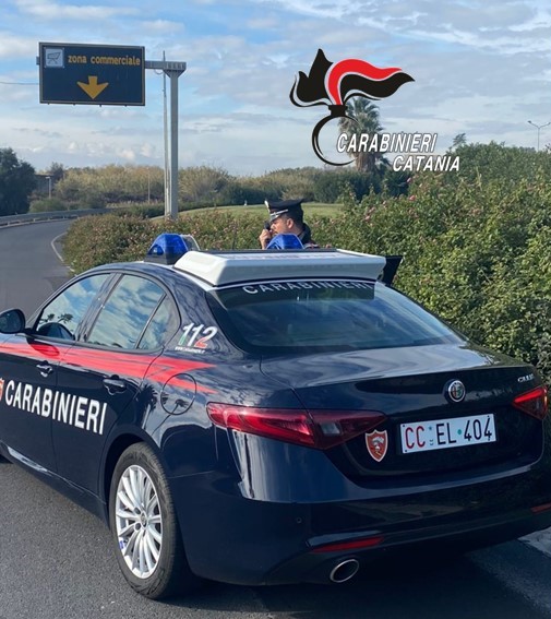 Riesce a rubare un giubbotto ma i Cc avevano visto tutto. Arrestato un 44enne