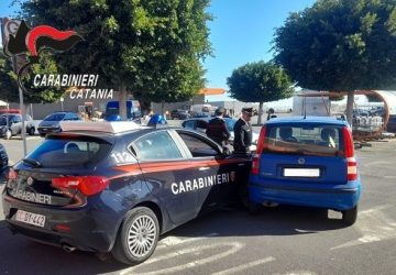 Tentano la fuga dopo il furto al centro commerciale e speronano l'auto dei Cc