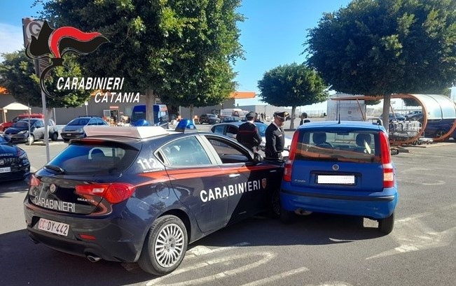 Tentano la fuga dopo il furto al centro commerciale e speronano l’auto dei Cc