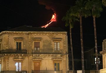Etna in eruzione d&agrave; spettacolo con fontane di lava. Cenere a Mascali