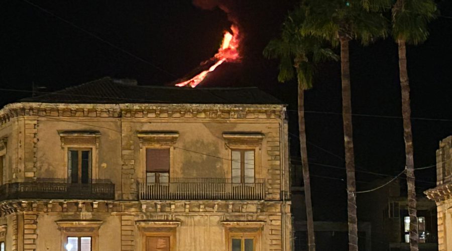 Etna in eruzione dà spettacolo con fontane di lava. Cenere a Mascali