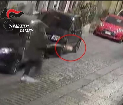 Gli danno fuoco all’auto e lui, per vendetta, spara all’ingresso della casa del presunto colpevole