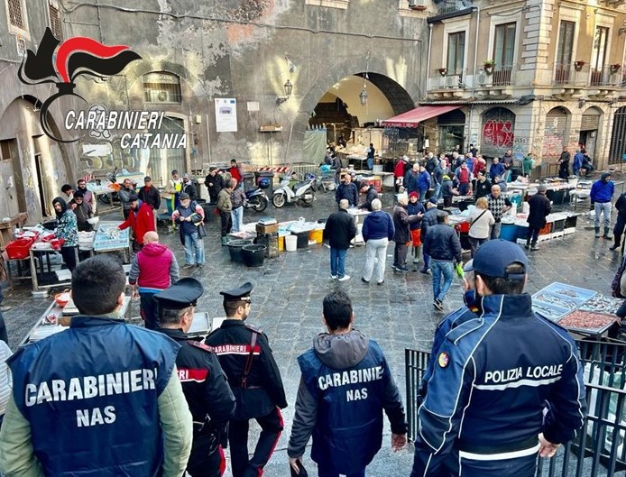 Controlli a tappeto in Pescheria: sanzionati 10 venditori ambulanti