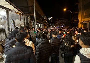 Giarre, la commovente fiaccolata in memoria di Mattia. La maggiore età raggiunta in cielo nel ricordo degli amici VD