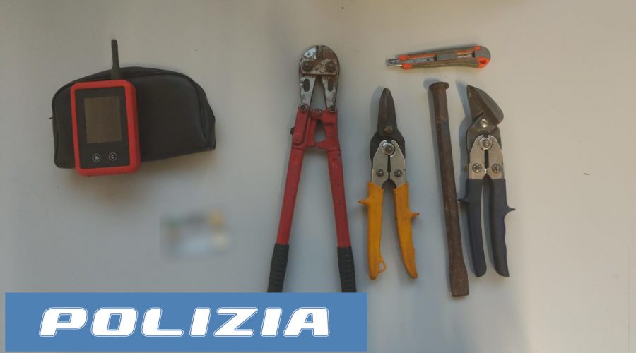 In auto con arnesi atti allo scasso: fermati dalla polizia