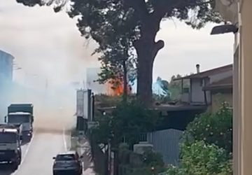 Giarre, divampa incendio nel parco incompiuto di Trepunti