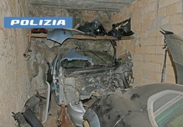 Acireale, scovato dalla Polizia un deposito di auto rubate