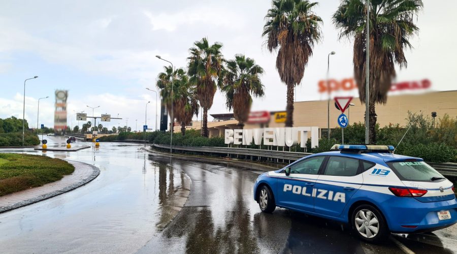 Minaccia di suicidarsi lanciandosi da un tetto. Salvata dalla Polizia