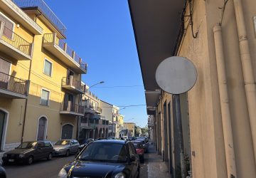 Giarre, segnaletica alternativa in corso Sicilia. Strisce pedonali sbiadite ovunque