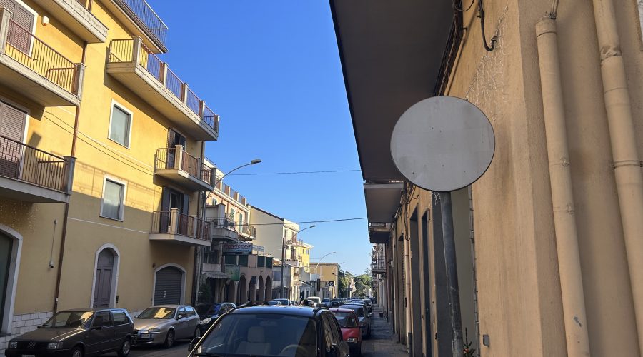 Giarre, segnaletica alternativa in corso Sicilia. Strisce pedonali sbiadite ovunque