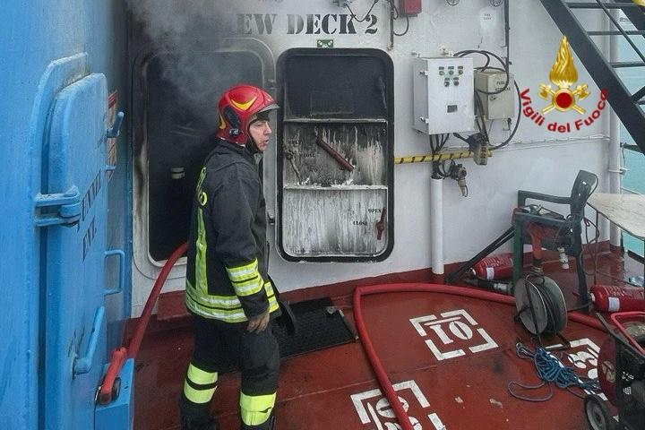 I Vigili del Fuoco intervengono per un incendio su una nave ormeggiata al porto di Catania