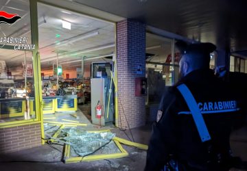 Fallisce una spaccata in grande stile con escavatore e furgoni. Intervento dei Cc VD