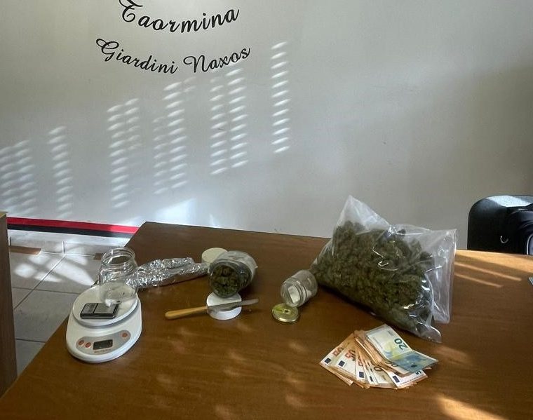 Deteneva droga nella cassetta della posta e nella cantina, 51enne di Taormina in manette