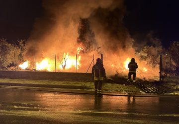 Giarre, divampa un vasto incendio in via Gramsci. Vigili del fuoco in azione VIDEO