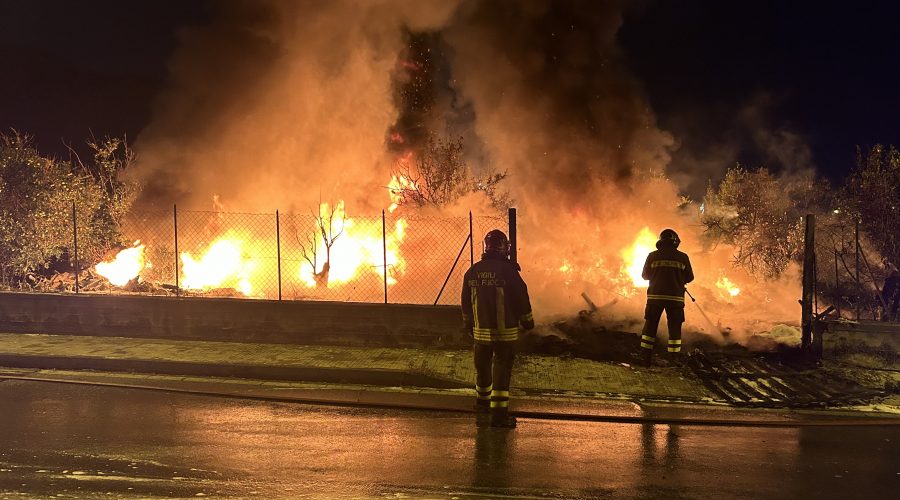 Giarre, divampa un vasto incendio in via Gramsci. Vigili del fuoco in azione VIDEO