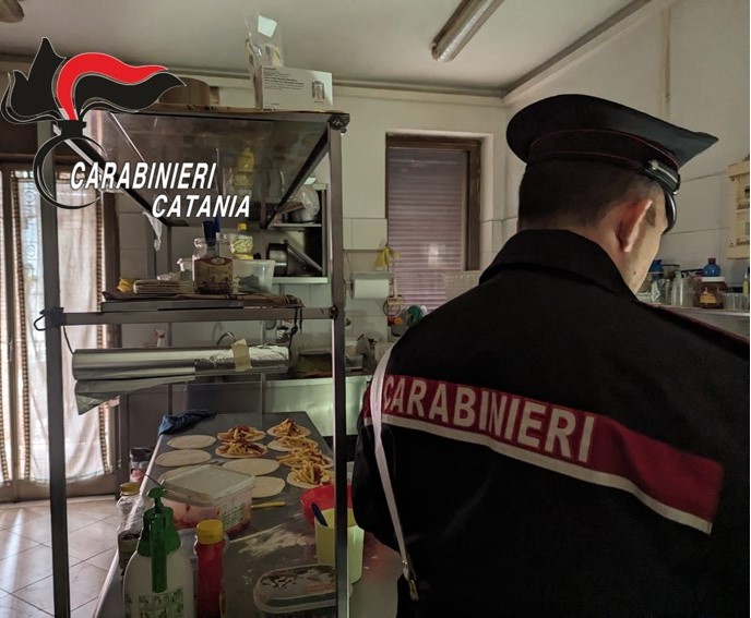 Controlli dei Carabinieri in una panetteria: arrestati padre e figlio, tra farina e ingredienti anche marijuana