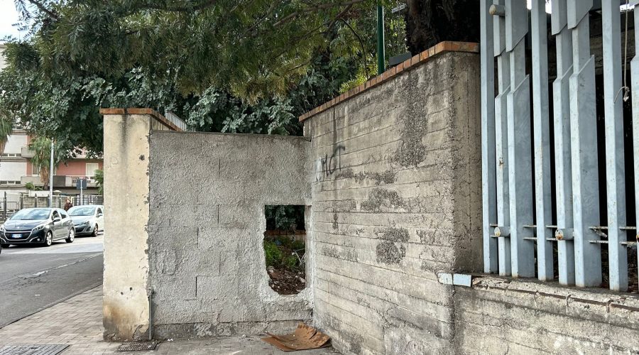 Giarre, di nuovo il foro sul muro del parco Jungo: Comune beffato per la terza volta