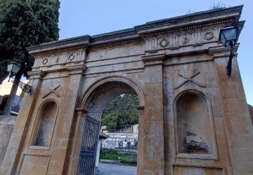 Francavilla, abbattuto il vetusto pino che si ergeva nel cimitero