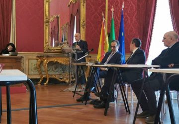 Il gioco delle tre carte tra Regione, Trenitalia e Pendolari. Riduzioni? No solo aumenti!