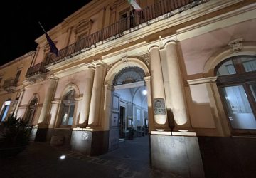 Giarre, dopo l’emergenza cenere, parossismo politico: esplode il caso Scuderi. La reazione del sindaco