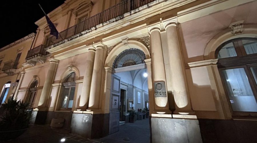 Giarre, dopo l’emergenza cenere, parossismo politico: esplode il caso Scuderi. La reazione del sindaco