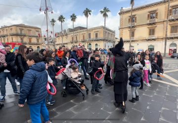 Giarre, la Befana si sdoppia per i bambini. Sospeso per maltempo il video mapping di stasera