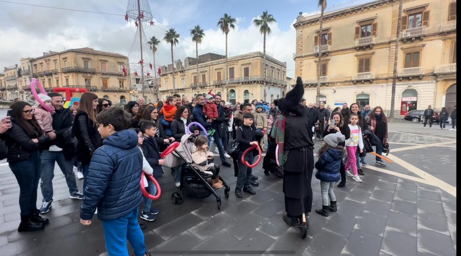 Giarre, la Befana si sdoppia per i bambini. Sospeso per maltempo il video mapping di stasera