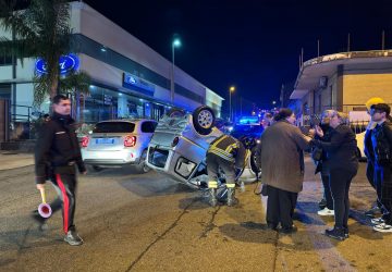 Giarre, minicar si ribalta sulla Statale: ferite due sorelle di 14 e 19 anni. Intervento dei Vigili del fuoco VD