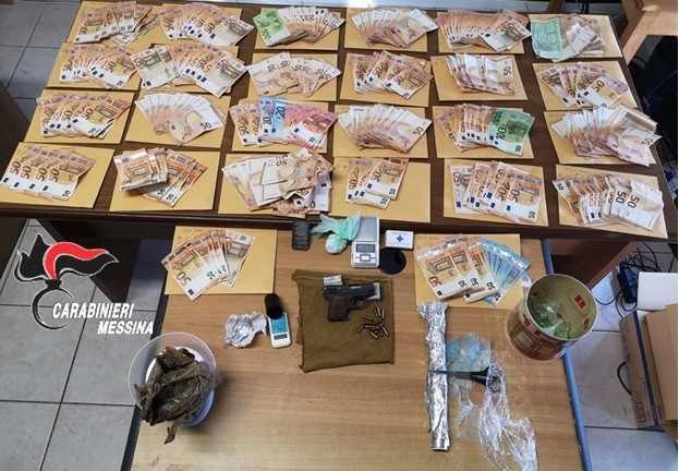 Taormina, nascondeva in casa droga, armi e oltre 20.000 euro verosimile provento dello spaccio: arrestato 44enne