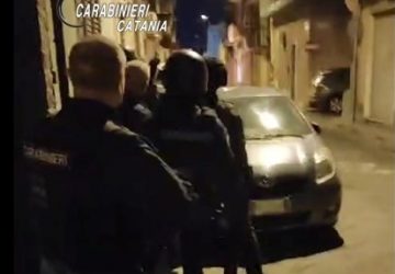 Nascondeva 1 kg di marijuana sotto il letto: arrestato 23enne