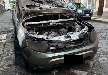 Giarre, incendio auto in via Garibaldi a causa di un guasto tecnico