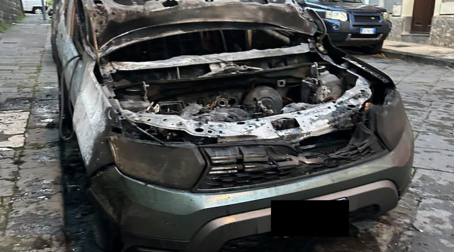 Giarre, incendio auto in via Garibaldi a causa di un guasto tecnico