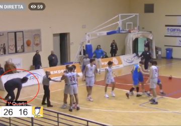 Catanzaro, giocatore del Giarre Basket aggredito in campo. Video