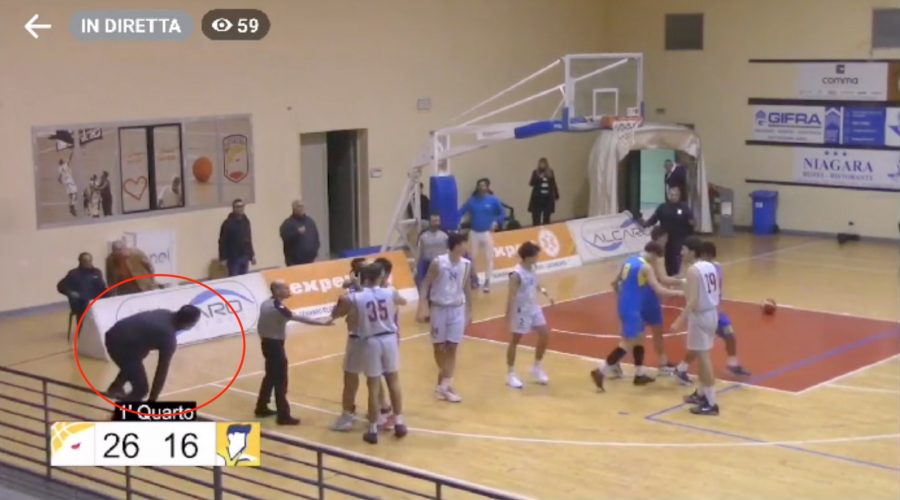 Catanzaro, giocatore del Giarre Basket aggredito in campo. Video