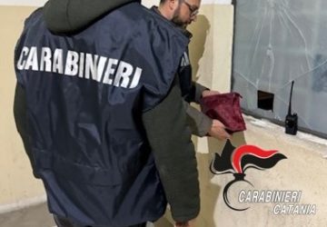 L&rsquo;ingresso di un condominio trasformato in piazza di spaccio