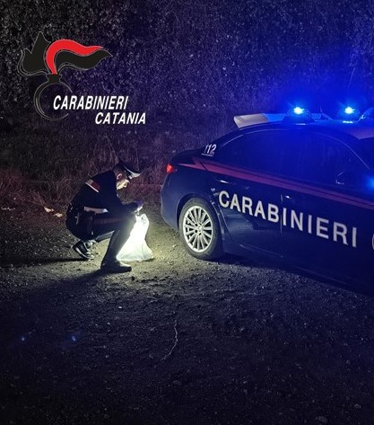Lanciano dal balcone e da un furgone la droga: due arresti nell’Acese