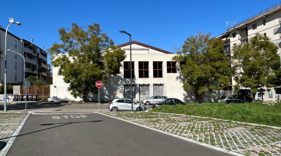 Giarre, teatro incompiuto e centro sociale nell’oblio