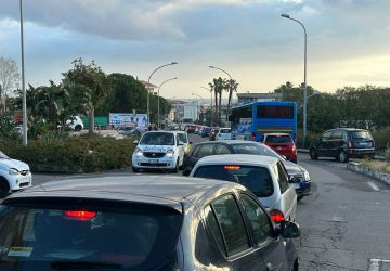 Giarre, trasporto scolastico in affanno per il traffico davanti le scuole