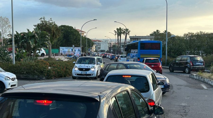 Giarre, trasporto scolastico in affanno per il traffico davanti le scuole