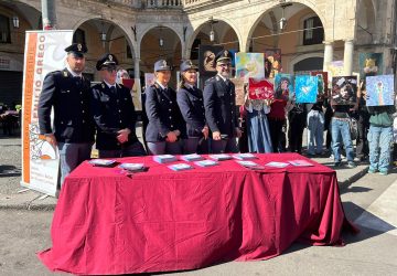 Catania, in piazza Mazzini il camper della Polizia di Stato per "Questo non &egrave; amore"
