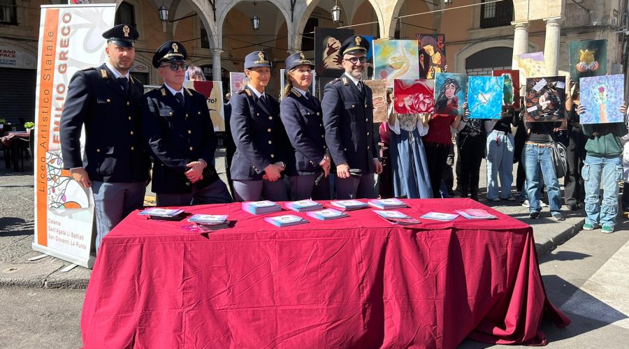 Catania, in piazza Mazzini il camper della Polizia di Stato per “Questo non è amore”